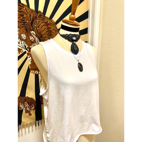 π Stylish modern distressed top - Picture 3 of 9